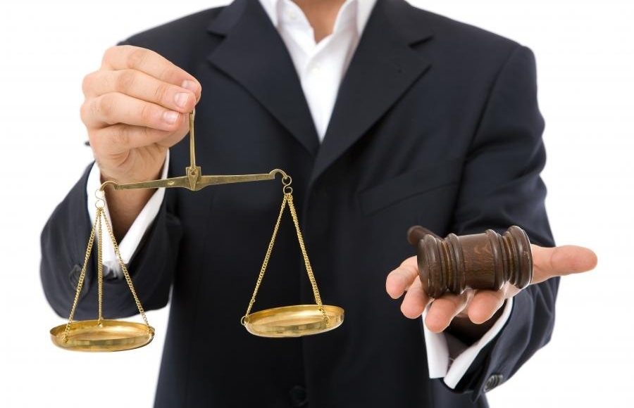 محامي متخصص في قضايا التعذيب