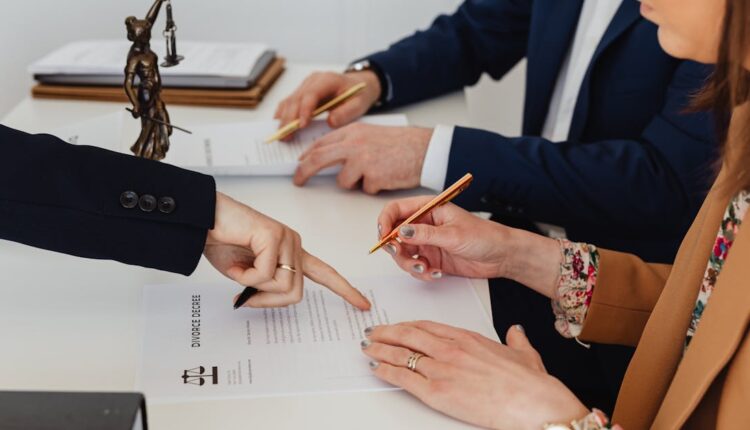 هل لازم حضور الزوج وموافقته ليتم الخلع ؟!