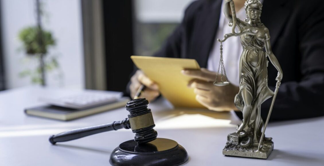 كيفية اختيار محامي جنائي مناسب