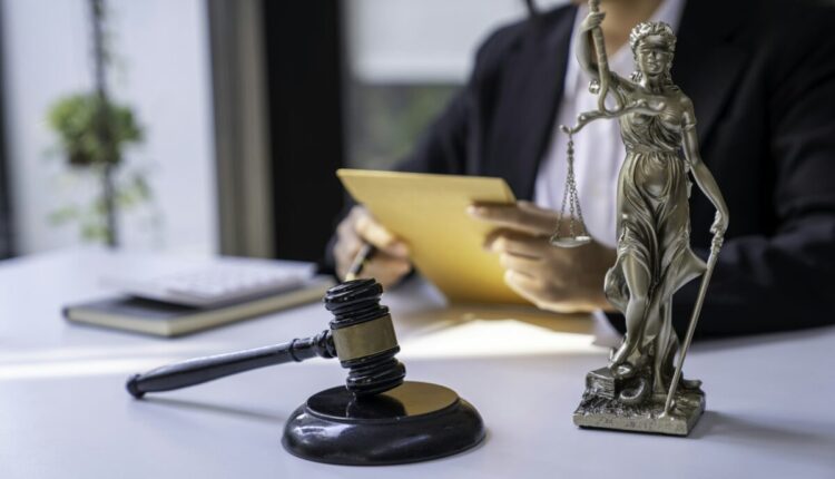 كيفية اختيار محامي جنائي مناسب